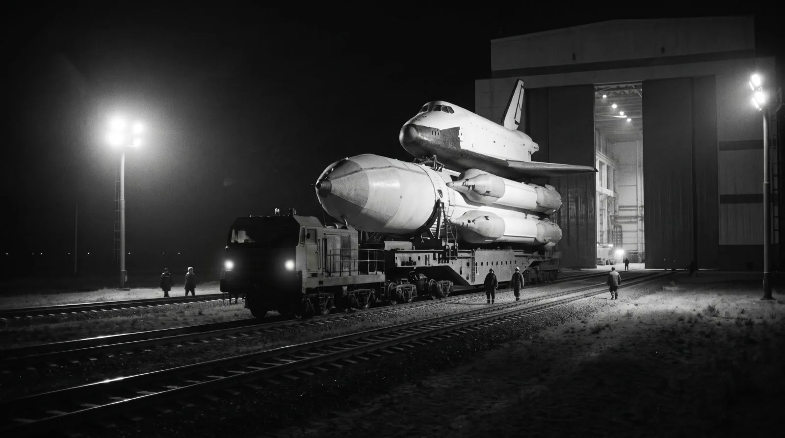 Ракету ночью вывозят из монтажного корпуса на старт